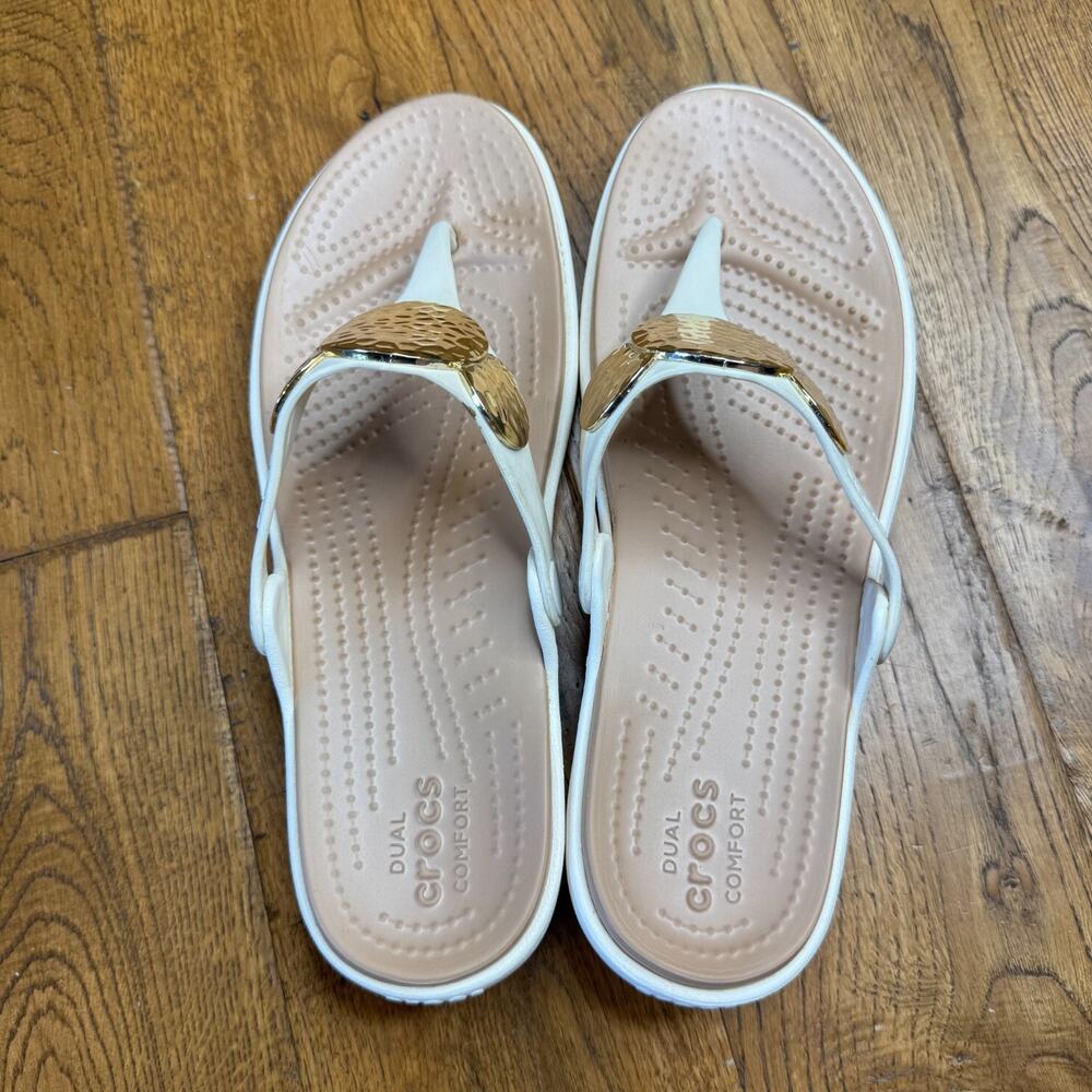 Crocs Sanrah Hammered Circle Sandal Flip Flop Women Size 9 Ivory Gold - Picture 4 of 5